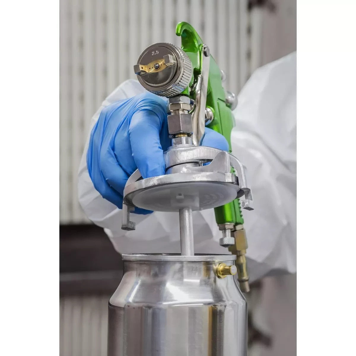 Sealey S725 Suction Feed Spray Gun 2.5mm Set-Up, 1l Feed Pot, 2 Stage Trigger