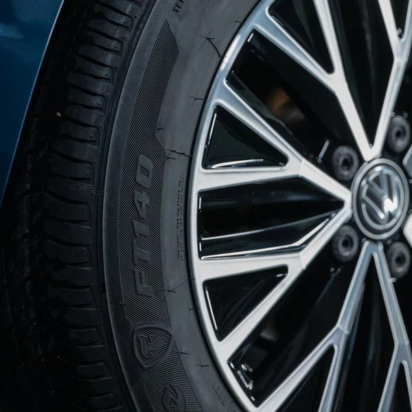Turtle Wax 53145 Wet N Black Tyre Foam Wet Looking Tyres Long Lasting 500ML